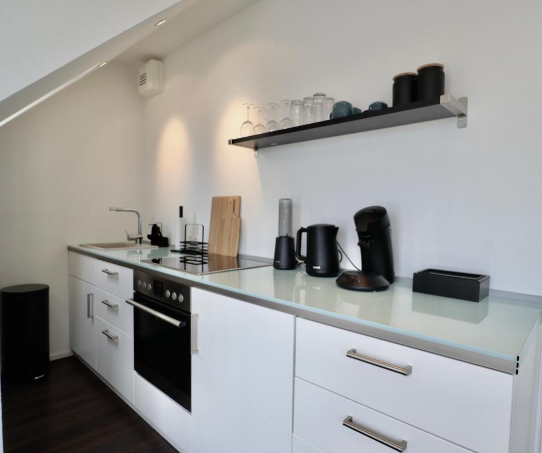 Sunset Apartment: Free Parking + Balcony + Netflix Есен Екстериор снимка